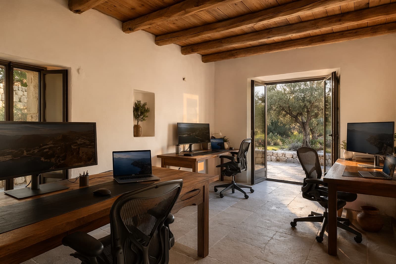 Villa Kavala — Arbeitsplätze mit externen Monitoren und ergonomischen Stühlen